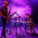 Auf der Bühne: Elektro-Pop-DUo Unfall! macht Musik am DJ Pult mit Saxophon