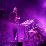 Auf der Bühne: Elektro-Pop-DUo Unfall! macht Musik am DJ-Pult mit Saxophon