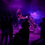 Auf der Bühne: Elektro-Pop-DUo Unfall! macht Musik am DJ Pult mit Saxophon, Publikum tanzt