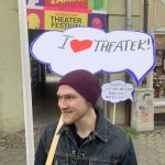 Mensch mit Schild: I love Theater